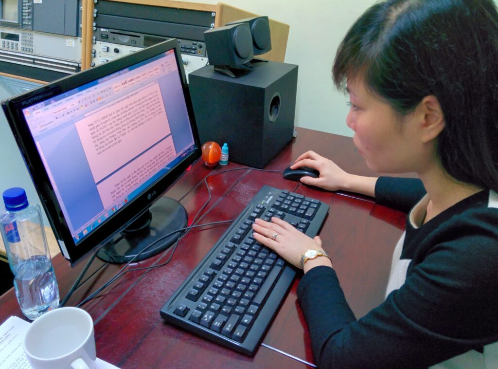 Online editor in Vietnam - image by Media Helping Media released by Creative Commons BY-NC-SA 4.0