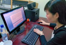 Updating an online news item Online editor in Vietnam - image by Media Helping Media released by Creative Commons BY-NC-SA 4.0