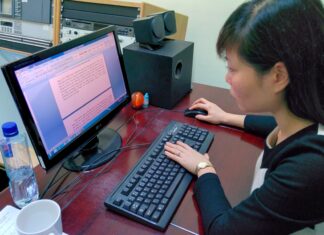 Updating an online news item Online editor in Vietnam - image by Media Helping Media released by Creative Commons BY-NC-SA 4.0