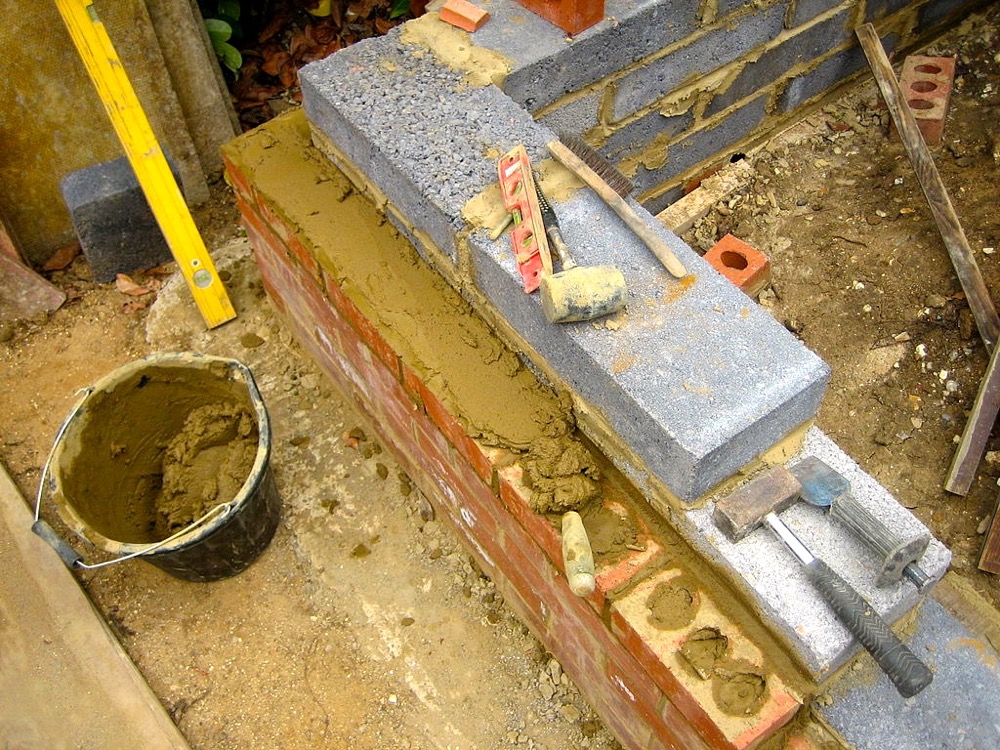 <a href="https://commons.wikimedia.org/wiki/File:Brick_and_block_laying.jpg" target="_new">Image by Mark.murphy at English Wikipedia</a> released via <a href="https://creativecommons.org/licenses/by-sa/3.0/" target="_blank">Creative Commons CC BY-SA 3.0</a>