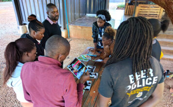 Citizen reporting to citizen journalism Mobile journalism training Harare, Zimbabwe. Image shared via Creative Commons BY-NC-SA 4.0