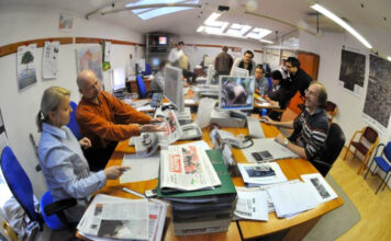 Journalism’s roles and responsibilities Gazeta Lubuska Newsroom image by PawelJanczaruk released via Wikimedia Commons