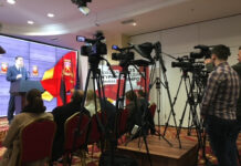 Letting the pictures tell the story Image of news conference