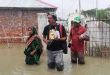 Climate and coastal journalism – crafting compelling stories The author - Rafiqul Islam Montu - with coastal flooding victims